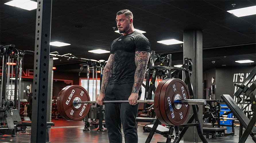 En mand udf�rer tr�nings�velsen d�dl�ft.